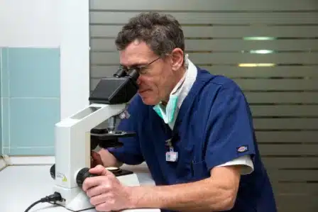 vétérinaire à Antibes Juan les Pin le Dr Renaud au microscope